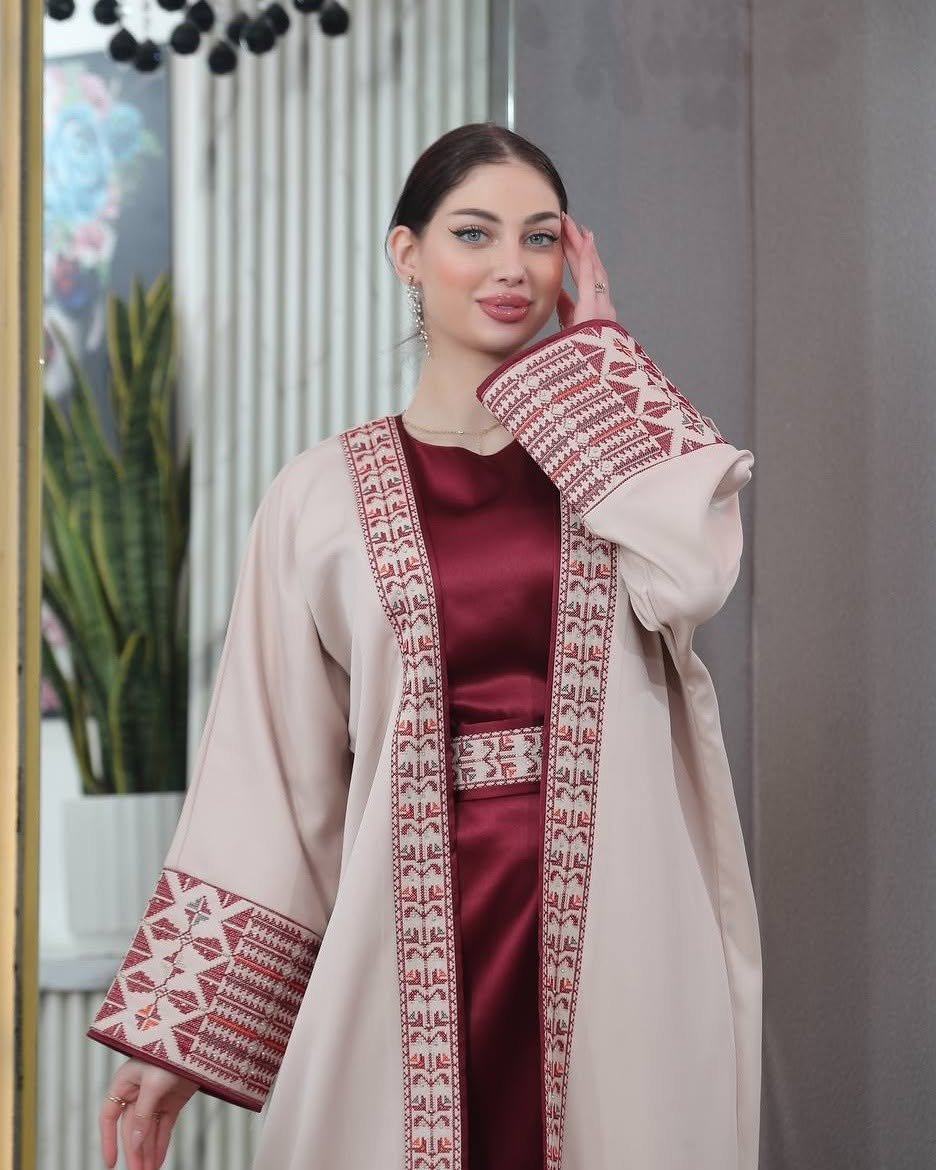 عباية عاجية بتطريز برغندي راقٍ